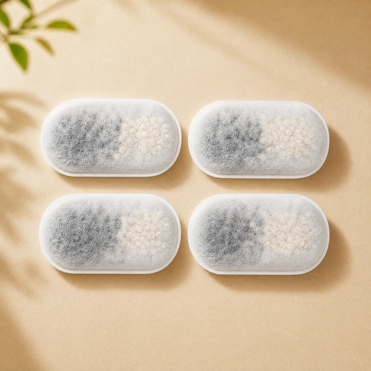 PerlPanther Aqua 2.0 Ersatzfilter im 4er-Pack, vier Aktivkohlefilter flach nebeneinander